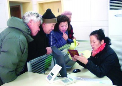 城鄉居民養老保險登記首日迎熱潮，市內四區兩千老人踴躍參保